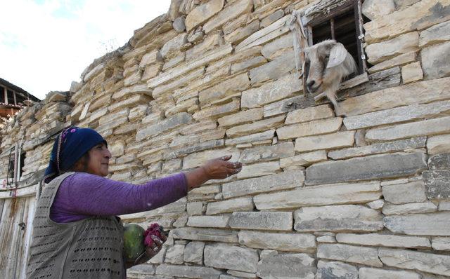 800 yıllık köydeki sal taşından evler hayranlık uyandırıyor