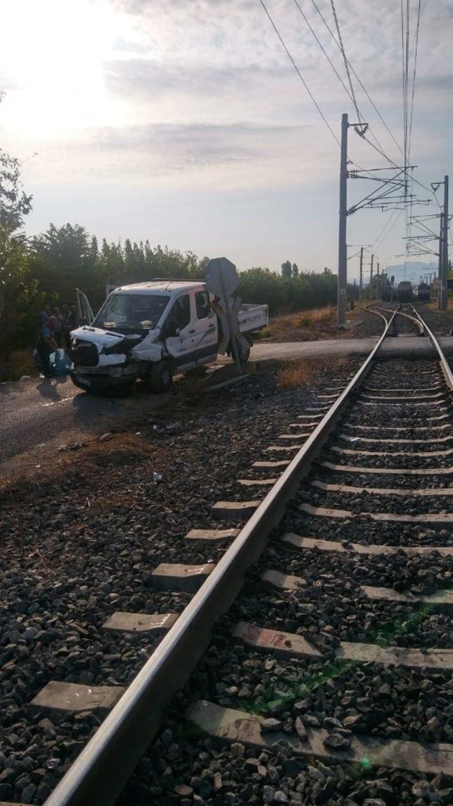 Tren kamyonete çarptı, 1 yaralı