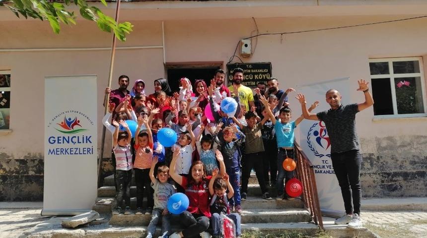 Gençlik merkezinin gönüllü gençlerden örnek davranış