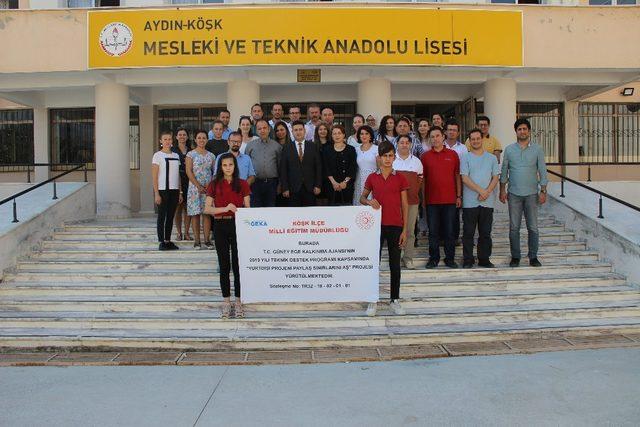 Eğitimi başarı ile tamamlayan öğretmenler sertifikalarını pasta keserek kutladı