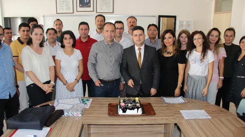 Eğitimi başarı ile tamamlayan &ouml;ğretmenler sertifikalarını pasta keserek kutladı