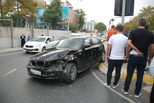 Sultangazi'de çim sulayan tankere çarpan otomobil kaza yaptı