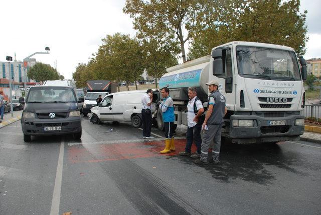 Sultangazi'de çim sulayan tankere çarpan otomobil kaza yaptı