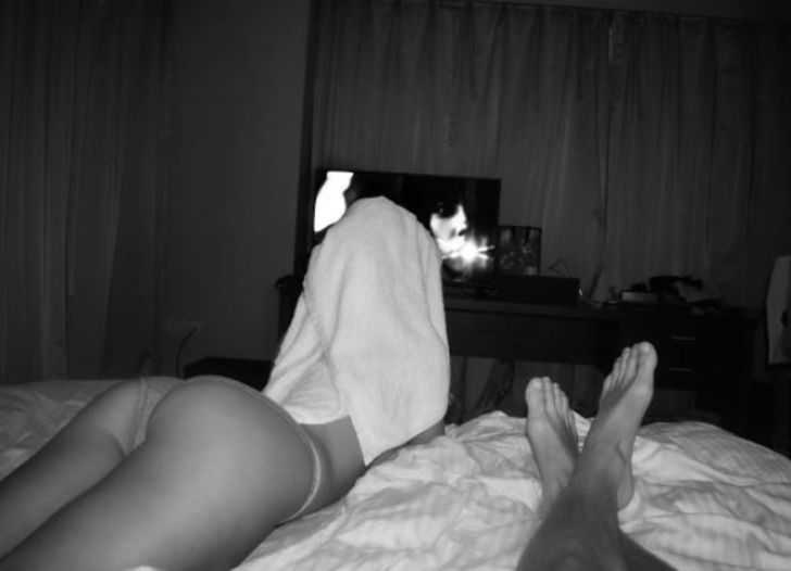 Yatak pozuyla geri döndü G2