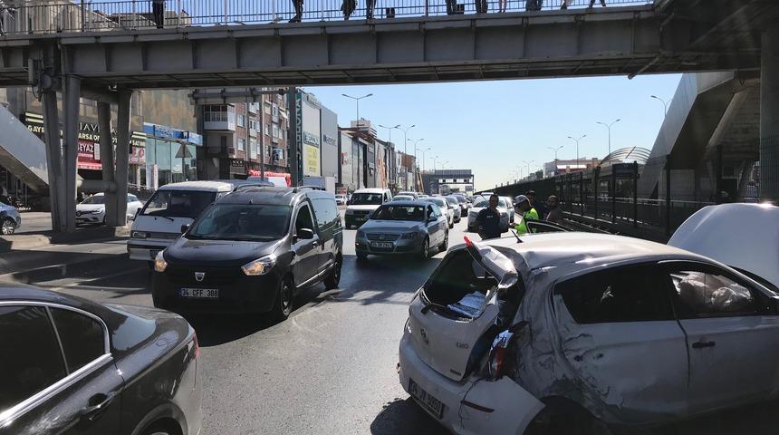 Avcılar'da yol ayrımındaki kaldırıma &ccedil;arpan otomobil yola savruldu&nbsp;