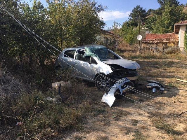 Yoldan çıkan otomobil elektrik direğine çarparak durabildi