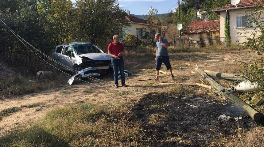 Yoldan &ccedil;ıkan otomobil elektrik direğine &ccedil;arparak durabildi