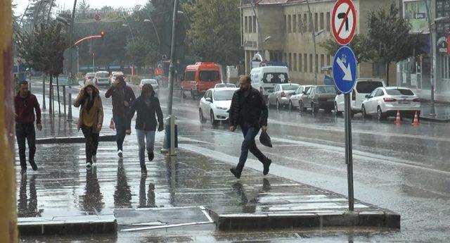 Erzurum’da aniden bastıran yağmur ve dolu hayatı olumsuz yönde etkiledi