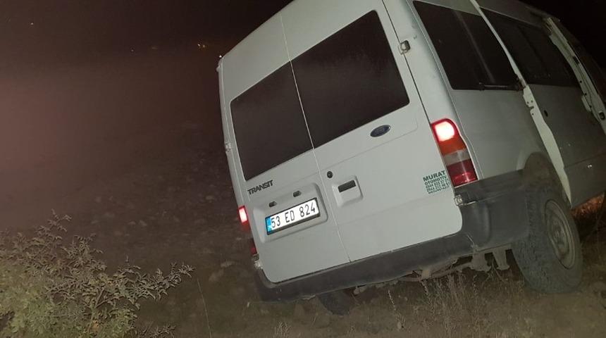 Uygulamadan ka&ccedil;an minib&uuml;s şarampole u&ccedil;tu