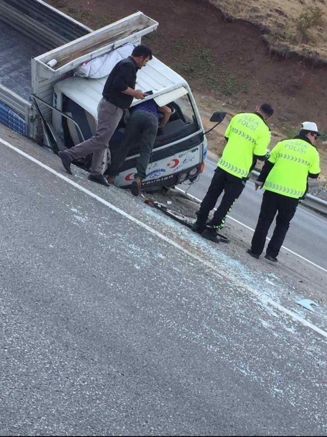 El freni çekilmeyen kamyonet refüje çarparak durdu