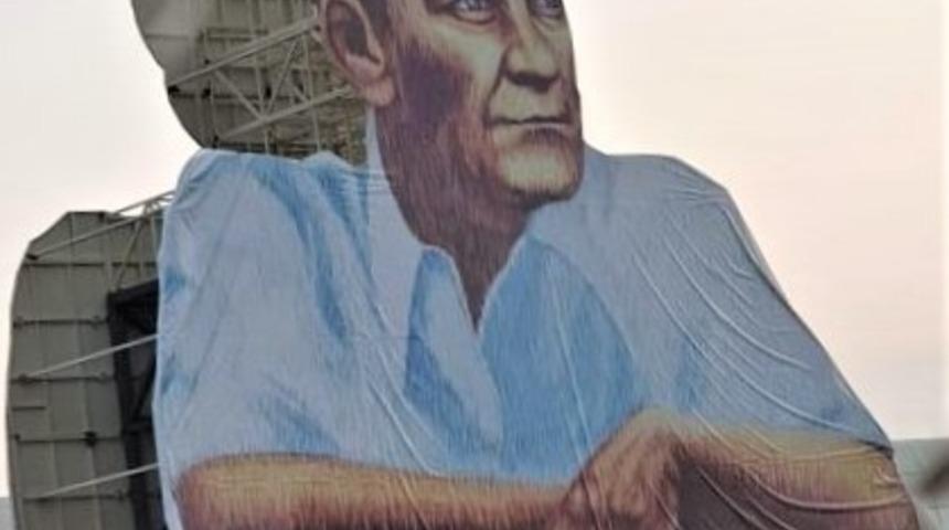 Kırşehir Belediyesi, şehrin girişine Atat&uuml;rk posteri astı