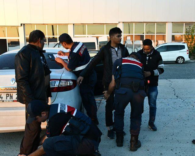 'Hayat yolu konvoyu' çağrısıyla yola çıkan kaçak göçmenler yakalandı