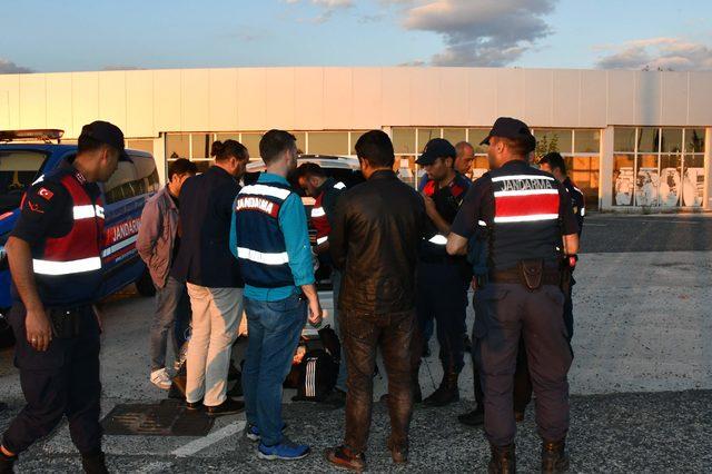 'Hayat yolu konvoyu' çağrısıyla yola çıkan kaçak göçmenler yakalandı