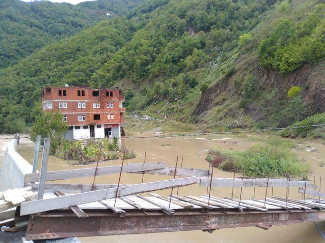 Artvin'de sel; dereler taştı, yollar kapandı (3)