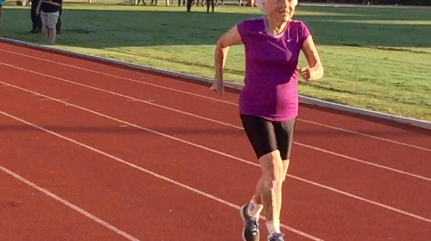  101 yaşında sizden bizden sağlıklı: Altın madalyalı Julia teyzenin sırrı 'kendine iyi davranmak'