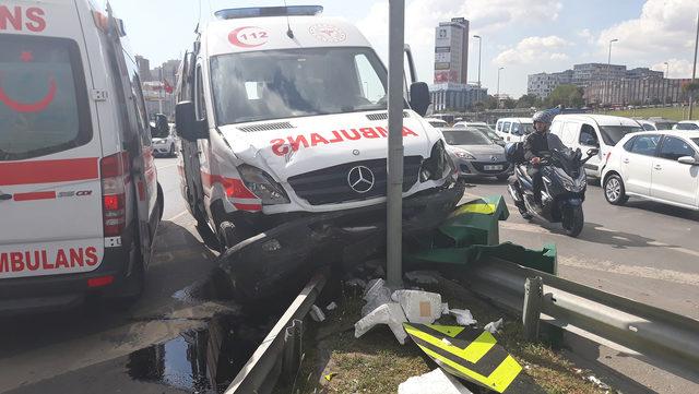 Zeytinburnu'nda ambulansla otomobil çarpıştı