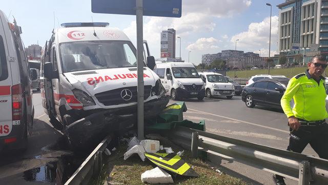 Zeytinburnu'nda ambulansla otomobil çarpıştı