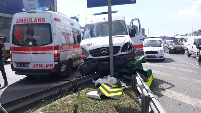 Zeytinburnu'nda ambulansla otomobil çarpıştı