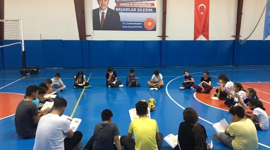 &Ouml;nce Kur&rsquo;an-ı Kerim okuyorlar sonra antrenmana başlıyorlar