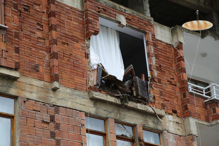 Artvin'de sel ve toprak kayması! Ölümden 2 dakika ile kurtulmuşlar G4