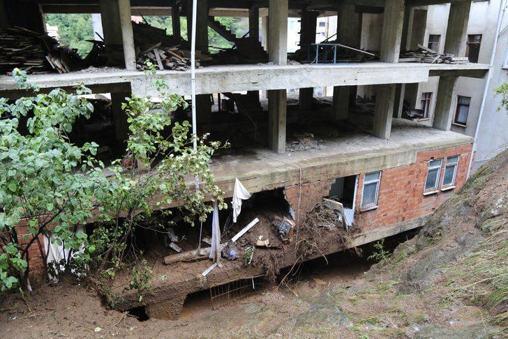 Artvin'de sel ve toprak kayması! Ölümden 2 dakika ile kurtulmuşlar G5