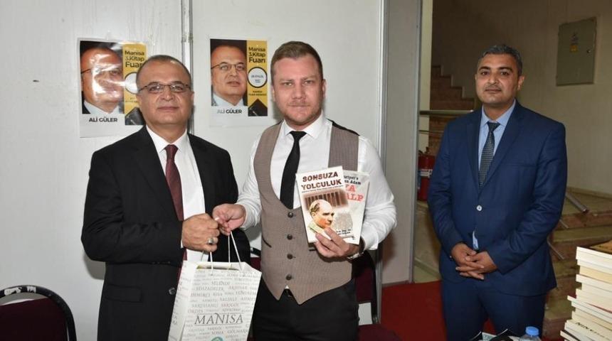 Bah&ccedil;eli&rsquo;nin başdanışmanı G&uuml;ler Manisa&rsquo;da imza g&uuml;n&uuml;ne katıldı