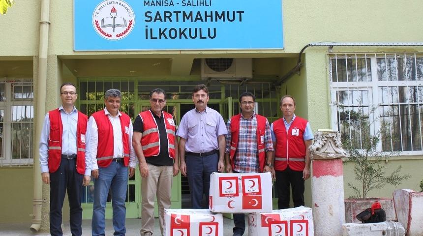 Salihli Kızılay &ouml;ğrencileri sevindirdi