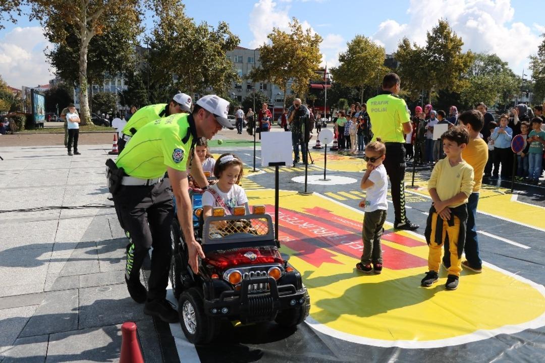 Mobil Trafik Eğitim tırına &ccedil;ocuklardan yoğun ilgi