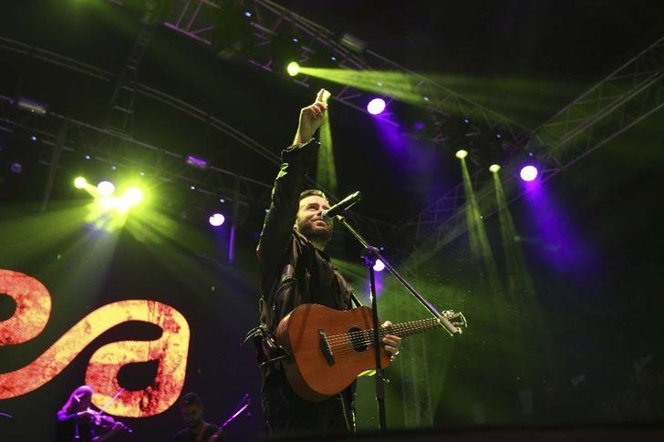 Üniversiteli gençler Emre Aydın ile coştu G1