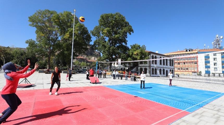 Kent meydanında voleybol turnuvası