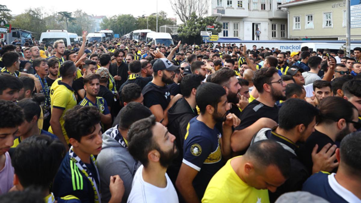 F.Bah&ccedil;e taraftarları G.Saray forması yaktı