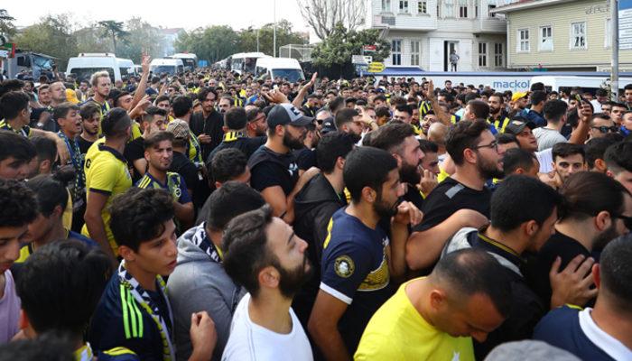 Fenerbahçe taraftarları Galatasaray forması yaktı