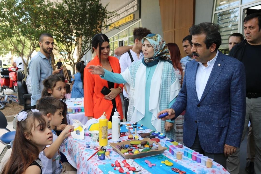 Bu kafenin t&uuml;m &ccedil;alışanları down sendromlu bireyler