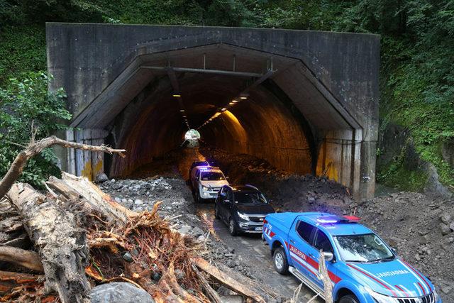 Artvin'de sel; dereler taştı, yollar kapandı (5)