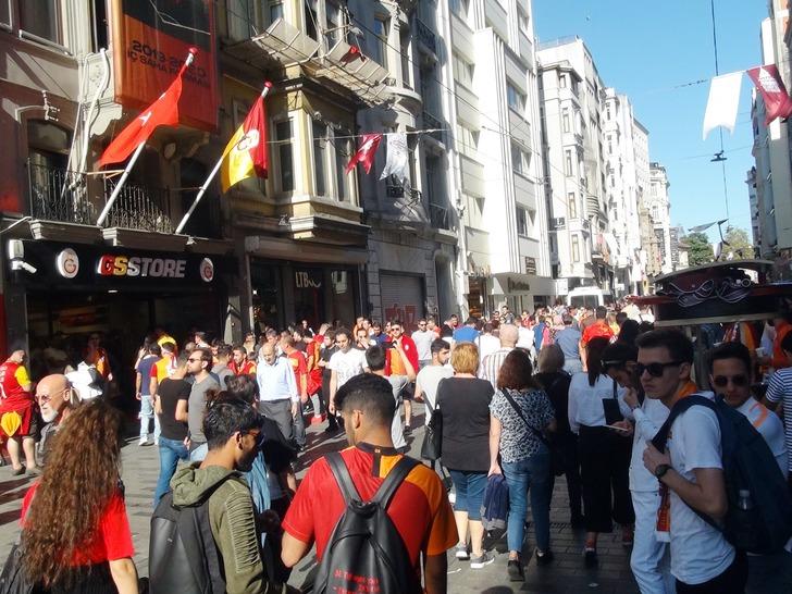 Taksim’de derbi öncesi Galatasaray taraftarından polise tezahürat  G1
