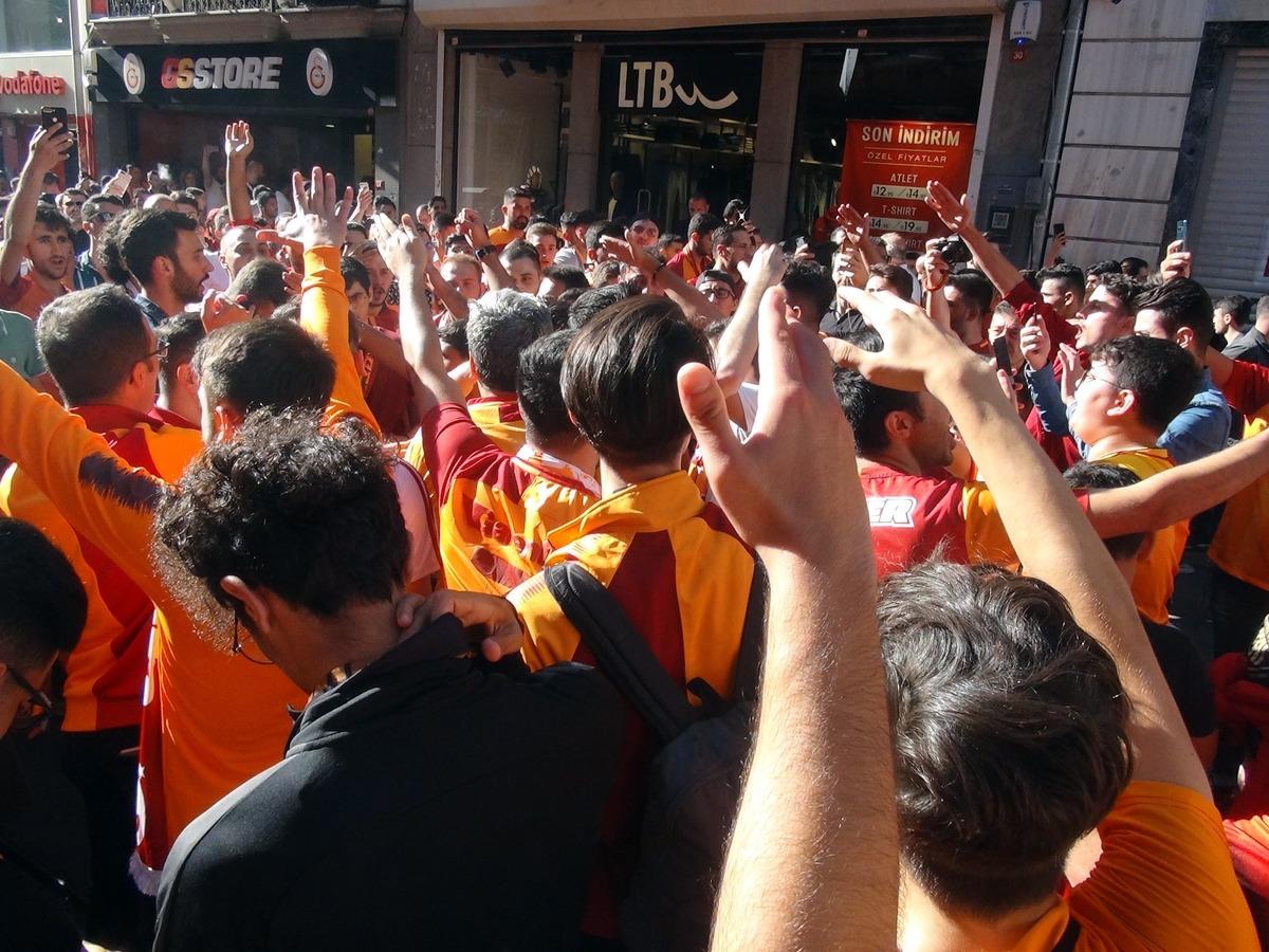 Taksim&rsquo;de derbi &ouml;ncesi Galatasaray taraftarından polise tezah&uuml;rat 