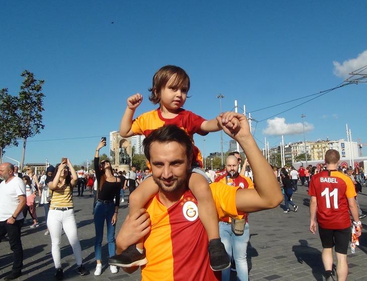 Taksim’de derbi öncesi Galatasaray taraftarından polise tezahürat  G3