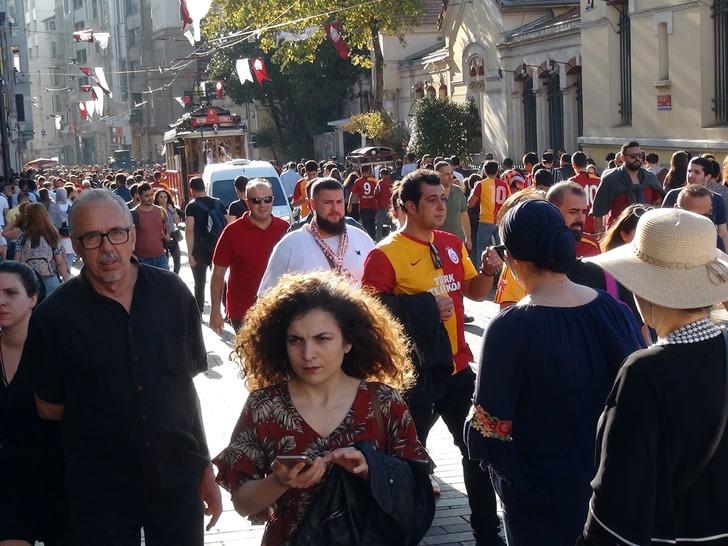 Taksim’de derbi öncesi Galatasaray taraftarından polise tezahürat  G4