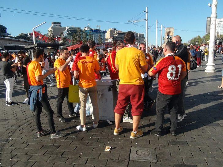 Taksim’de derbi öncesi Galatasaray taraftarından polise tezahürat  G5