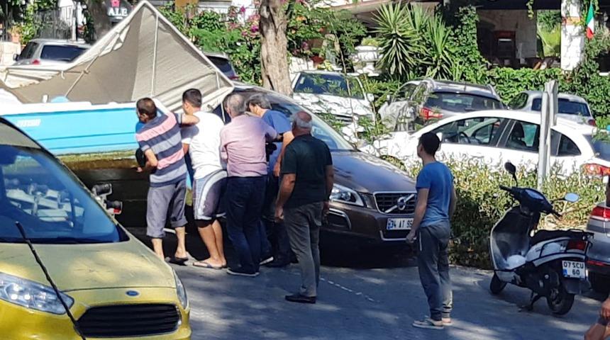 İlginç kaza: Tekne otomobilin üzerine devrildi