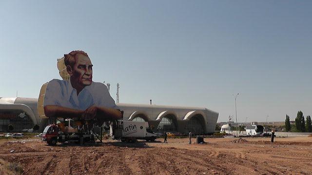 Kırşehir'de şehir merkezi girişine Atatürk posteri asıldı 