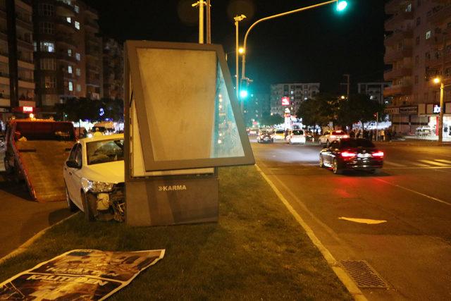 Kırmızı ışıkta geçen otomobil kaza yaptı: 7 yaralı