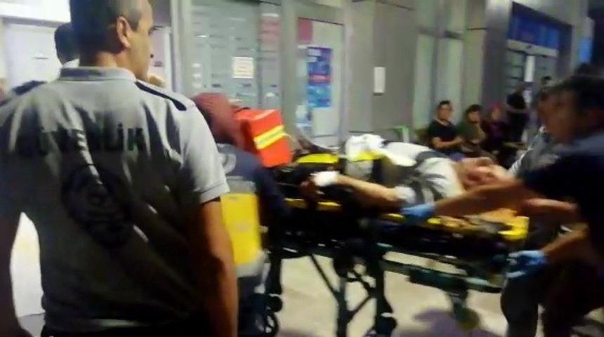 Yol kenarında y&uuml;r&uuml;yen yayaya motosiklet &ccedil;arptı