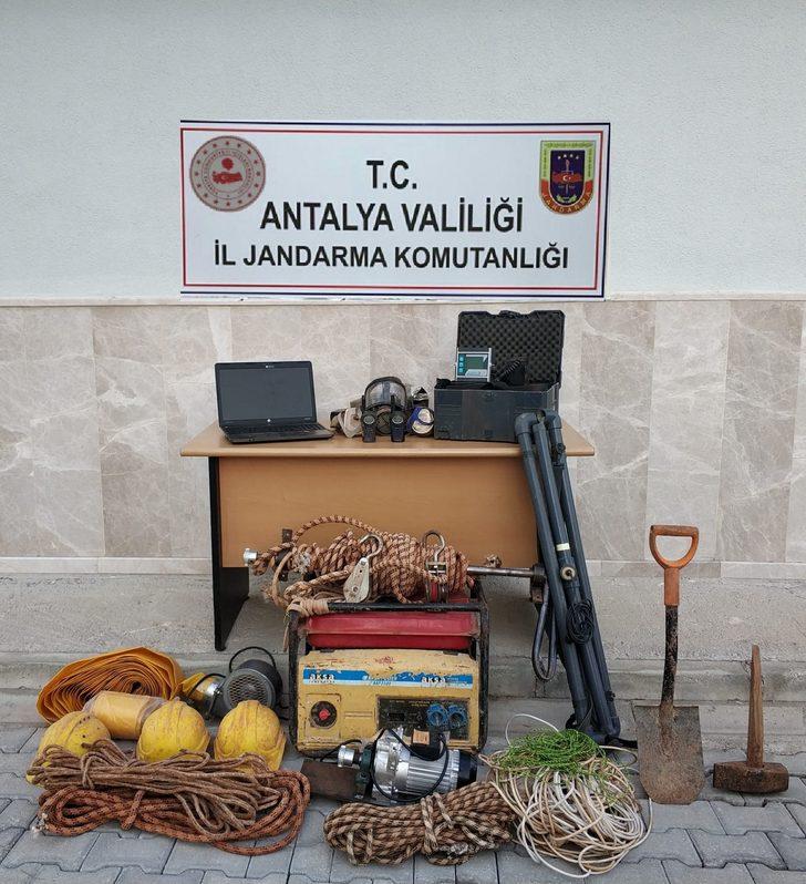  Antik kentte kaçak kazı yapıyorlardı! Suçüstü yakalandılar! G2