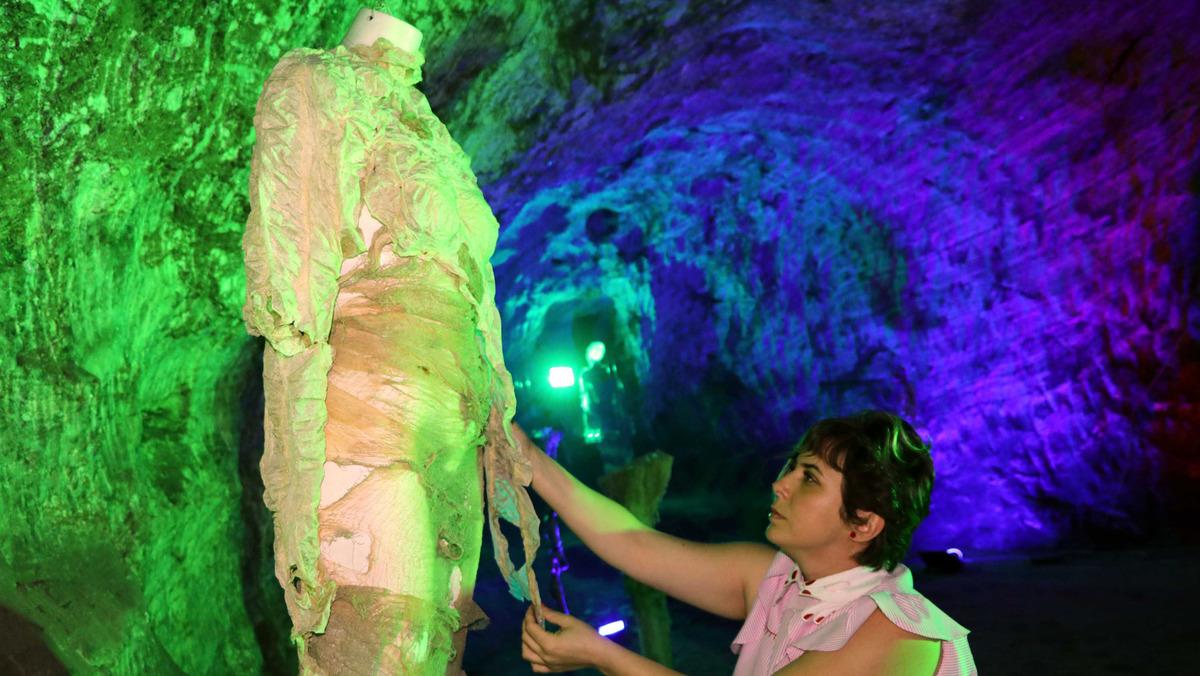Kurutulmuş bağırsaklardan kıyafetler yaptı!