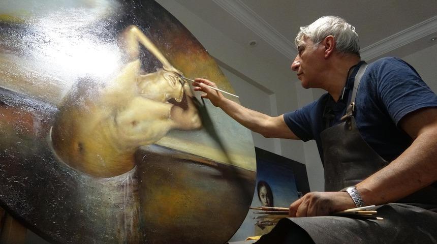 Efeler'de ressamlar ile belediyenin 'nü resim' krizi