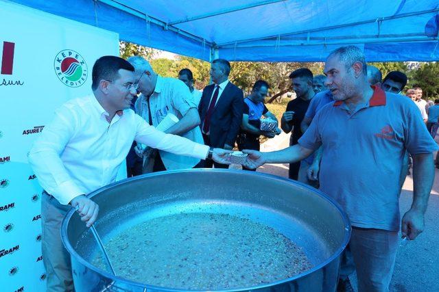 Tütüncü’den sanayi esnafına aşure