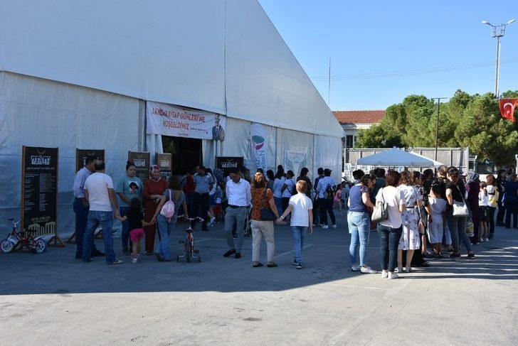 Akhisar Kitap günleri söyleşilerine yoğun ilgi G4