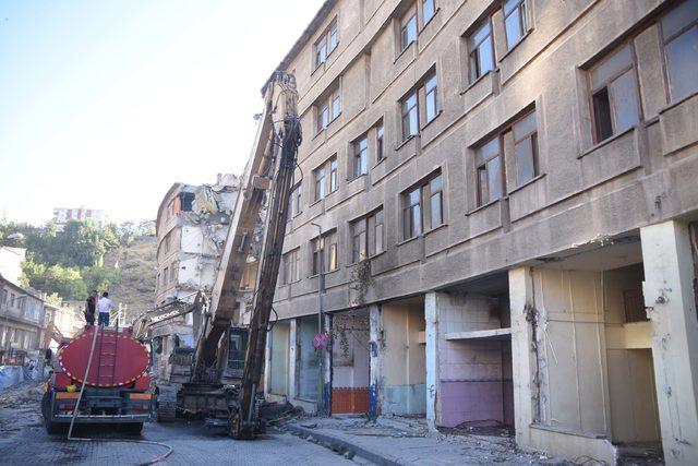 Bitlis’te 'Dere Üstü Islah Projesi' için ilk yıkım başladı