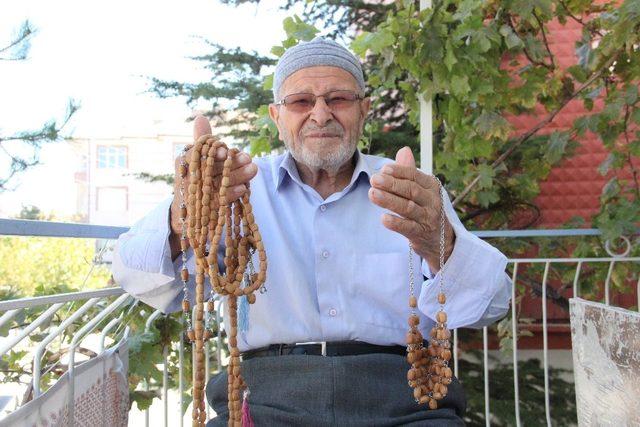 Zeytin çekirdekleri Mehmet Emin dedenin elinde tespih ve kolye oluyor